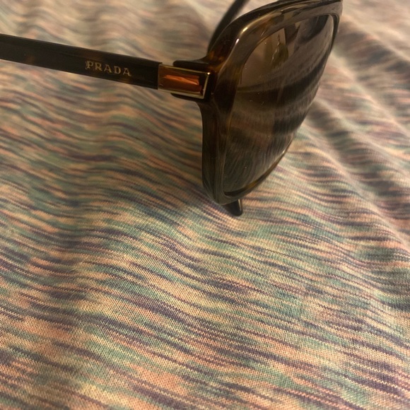 Women’s Prada sunglasses made in Italy😎 - Picture 3 of 8